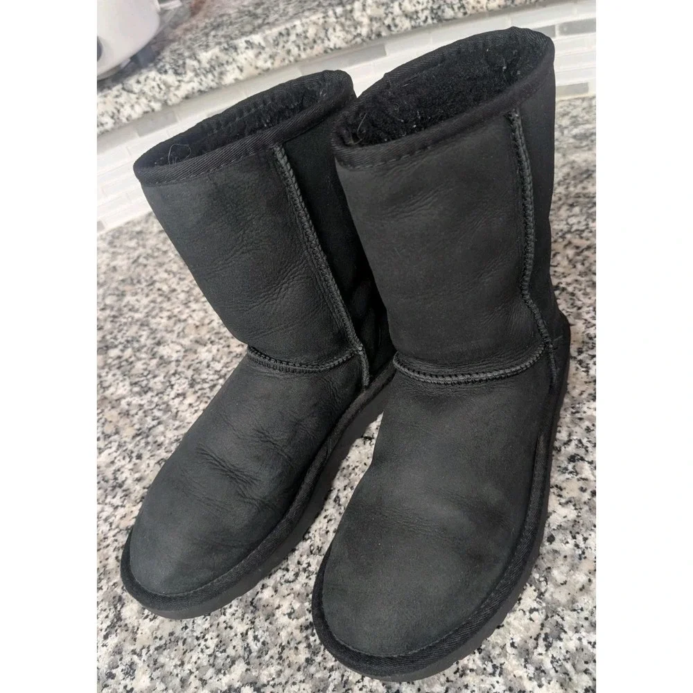 UGG Classic Short II Black Sheepskin Boots Women's Size 8 EU 39 Winter Boots
